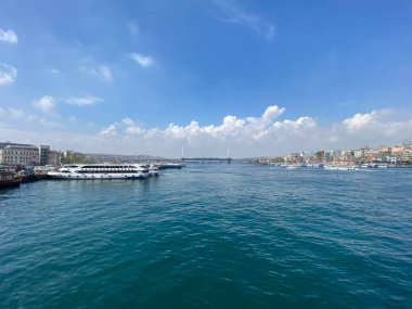 Galata Köprüsü 'nde 19 Nisan 2023' te İstanbul, Türkiye 'de feribot ve turistik gezi gemileri balıkçılar görülüyor. Tarihi İstanbul Yarımadası, Altın Boynuz. İstanbul, Türkiye