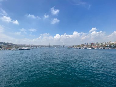 İstanbul, Galata Köprüsü 'nden geçen Süleyman Camii, Boğaz, Şehir Hattı feribotları ve Turistik gezi gemilerinin manzarası