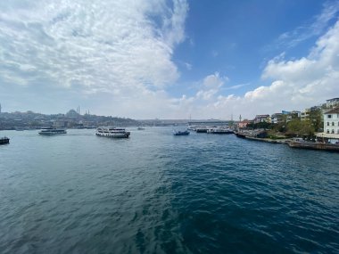 İstanbul, Galata Köprüsü 'nden geçen Süleyman Camii, Boğaz, Şehir Hattı feribotları ve Turistik gezi gemilerinin manzarası
