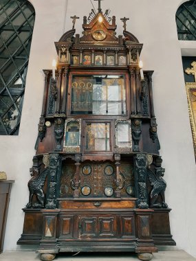 İstanbul, Türkiye 19 Nisan 2023 Bağımsız Türk Ortodoks Patriklik Kilisesi 'nde antik ahşap sunak. Türk Ortodoks Patriği 1922 yılında İstanbul 'da kuruldu.