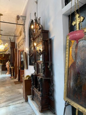 İstanbul, Trkiye 19 Nisan 2023 Bağımsız Türk Ortodoks Kilisesi 'nin iç kapı girişi ve antik ortodoks kilise mobilyaları. İstanbul 'da Türk Ortodoks Patrikliği kuruldu.