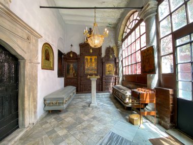  İstanbul, Trkiye 19 Nisan 2023 Bağımsız Türk Ortodoks Kilisesi 'nin iç kapı girişi ve antik ortodoks kilise mobilyaları. İstanbul 'da Türk Ortodoks Patrikliği kuruldu.