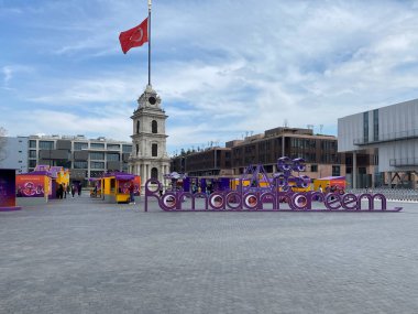 İstanbul, Türkiye 19 Nisan 2023 Tophane Saat Kulesi Galataport 'un kare alanında yer almaktadır. Kule Dolmabahce saray kulesine benzer olarak inşa edilmiştir. Ramazan ayı boyunca Tophane Saat Kulesi Meydanı, Bayram Mübarek
