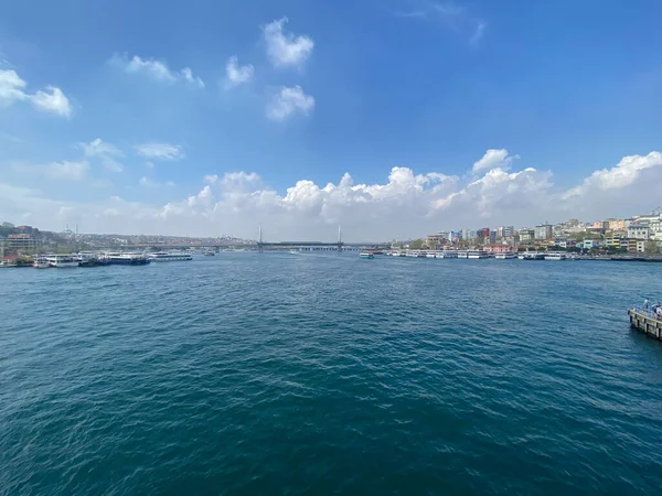 Pohled Městské Trajekty Turistické Vyhlídkové Lodě Projíždějící Mostu Galata Istanbul — Stock fotografie