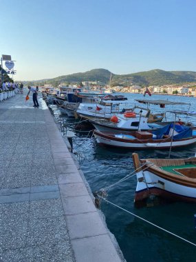 Foca, zmir Türkiye Ağustos 2022 Foca kıyısı boyunca küçük limandaki balıkçı tekneleri manzarası