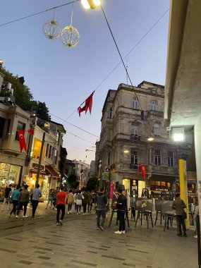 İstanbul, Türkiye 9 Ağustos 2022 Beyoğlu İstiklal Caddesi. İstanbul 'un en ünlü caddelerinden biri. Eski binalar, kafeler, nostaljik tramvaylar ve sokak oyuncularının olduğu en popüler yer..