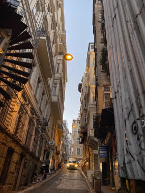 İstanbul, Türkiye 25 Temmuz 2022 Dar sokaklar ve Istiklal Caddesi tarihi binaları, Taksim Beyoğlu