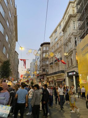 İstanbul, Türkiye 9 Ağustos 2022 Beyoğlu İstiklal Caddesi. İstanbul 'un en ünlü caddelerinden biri. Eski binalar, kafeler, nostaljik tramvaylar ve sokak oyuncularının olduğu en popüler yer..