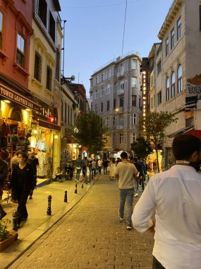 İstanbul, Türkiye 20 Mart 2023 İstiklal Caddesi 'nde yürüyen insanlar. İstiklal Caddesi, İstanbul 'un Taksim ilçesinde popüler bir turizm merkezidir..