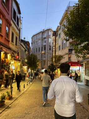 İstanbul, Türkiye 9 Ağustos 2022 Beyoğlu İstiklal Caddesi. İstanbul 'un en ünlü caddelerinden biri. Eski binalar, kafeler, nostaljik tramvaylar ve sokak oyuncularının olduğu en popüler yer..