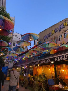 İstanbul, Türkiye 20 Mart 2023 Galata Kulesi 'nin yanındaki kafelerde bahar havasının tadını çıkaran insanlar