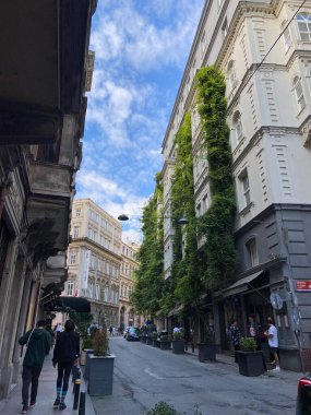 Beyoğlu, İstanbul, Türkiye 12 Nisan 2023: Beyolu Taksim 'in Adahan De Camondo Pera ilçesi. Levantine ailelerinin 19. yüzyılda İstanbul 'da yaşadığı bir mahalle..