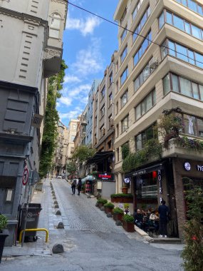 Beyoğlu, İstanbul, Türkiye 12 Nisan 2023: Beyolu Taksim 'in Adahan De Camondo Pera ilçesi. Levantine ailelerinin 19. yüzyılda İstanbul 'da yaşadığı bir mahalle..
