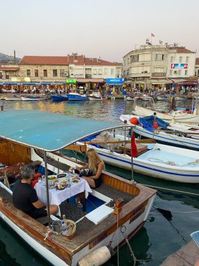 Eski Foca, zmir Türkiye Ağustos 2022 Foca kıyısı boyunca küçük limandaki balıkçı teknelerinin manzarası