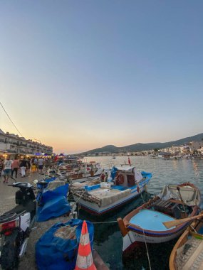 Eski Foca, zmir Türkiye Ağustos 2022 Foca kıyısı boyunca küçük limandaki balıkçı teknelerinin manzarası