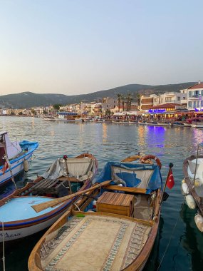 Eski Foca, zmir Türkiye Ağustos 2022 Foca kıyısı boyunca küçük limandaki balıkçı teknelerinin manzarası