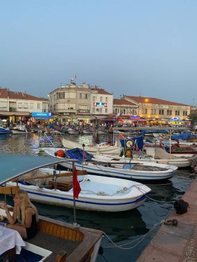 Foca, zmir Türkiye Ağustos 2022 Foca kıyısı boyunca küçük limandaki balıkçı tekneleri manzarası
