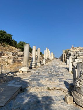  Asclepion Sığınağı 'ndaki sütunlar, Pergamon' un aşağı şehrinin kalıntıları. Bergama (İzmir bölgesi), Türkiye (Türkiye))