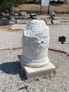 Pergamon 'daki Asclepion tapınağı. Asclepion sembollerinin oyulduğu mermer sütun - Yılan ilacı (Aesculapian), zeytin dalları ve yaşam çarkı