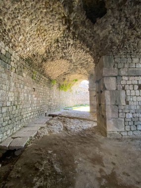 Roma şehri Pergamum 'daki Telesphorus Tapınağı' na yeraltı erişimi. Antik Pergamon Asklepion şehrinin tüneli. Bergama İzmir