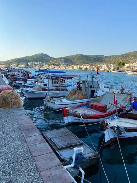 Foca, zmir Türkiye Ağustos 2022 Foca kıyısı boyunca küçük limandaki balıkçı tekneleri manzarası