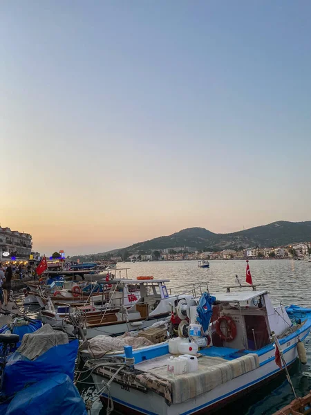 Eski Foca, zmir Türkiye Ağustos 2022 Foca kıyısı boyunca küçük limandaki balıkçı teknelerinin manzarası