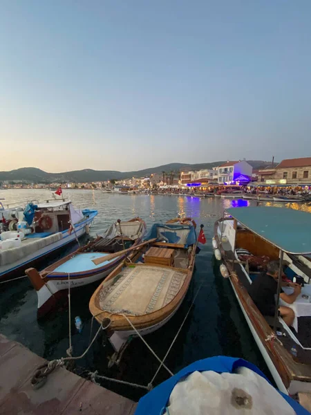 Eski Foca, zmir Türkiye Ağustos 2022 Foca kıyısı boyunca küçük limandaki balıkçı teknelerinin manzarası