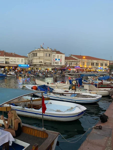 Foca, zmir Türkiye Ağustos 2022 Foca kıyısı boyunca küçük limandaki balıkçı tekneleri manzarası