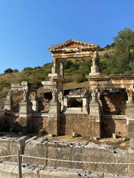 トラヤヌスの泉は ローマ皇帝トラヤヌスに敬意を表して建てられたエペソで最も優れた記念碑の一つです ディオニソス像 サテュロス像 アフロディテ像 皇帝家が博物館に展示されている — ストック写真