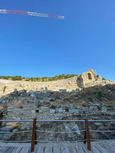 晴れた日に丘の中腹にエペソの古代遺跡 イズミル トルコ エフェソス オデオン — ストック写真