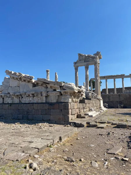 Templo Ruinas Trajano Pérgamo Ciudad Antigua Orden Corintio Relieve Tallado —  Fotos de Stock