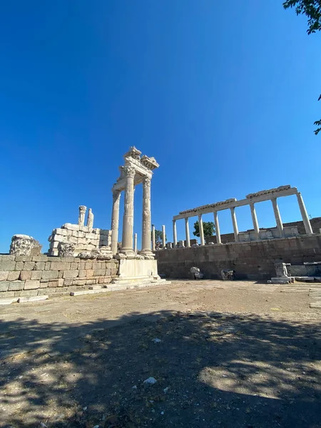Pergamon Antik Şehri Ndeki Yıkılmış Trajan Tapınağı Soğukta Korint Düzen — Stok fotoğraf