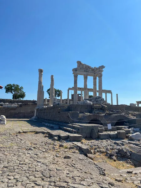 Templo Ruinas Trajano Pérgamo Ciudad Antigua Orden Corintio Relieve Tallado — Foto de Stock