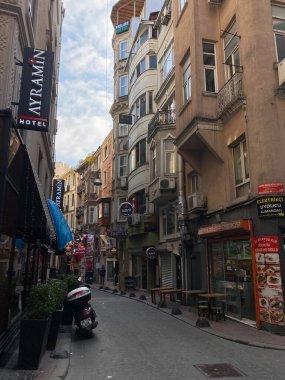 İstanbul, Türkiye 25 Temmuz 2023 Dar sokaklar ve Istiklal Caddesi tarihi binaları, Taksim Beyoğlu