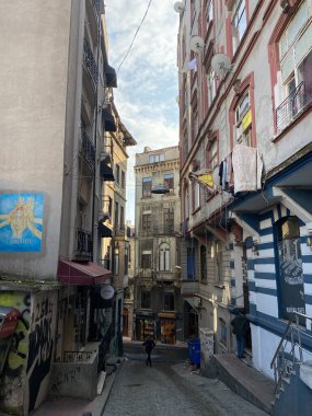 İstanbul, Türkiye 25 Temmuz 2023 Dar sokaklar ve Istiklal Caddesi tarihi binaları, Taksim Beyoğlu