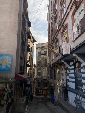 İstanbul, Türkiye 25 Temmuz 2023 Dar sokaklar ve Istiklal Caddesi tarihi binaları, Taksim Beyoğlu