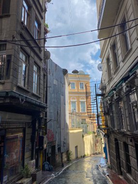 İstanbul, Türkiye 25 Temmuz 2023 Dar sokaklar ve Istiklal Caddesi tarihi binaları, Taksim Beyoğlu