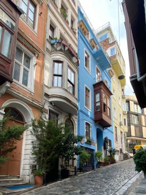 İstanbul Türkiye 20 Nisan 2023 Serdar-Ekrem Caddesi, Galata Kulesi etrafındaki zarif köşkleriyle ünlüdür.