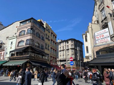 İstanbul Türkiye, 15 Mart 2023 İstanbul Eminonu 'nun en turistik yerlerinden biri olan tarihi Bankacılar Caddesi' ne günlük bakış.