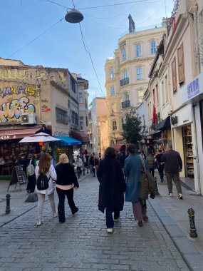 İstanbul, Türkiye 20 Mart 2022 İstiklal Caddesi 'nde yürüyen insanlar. İstiklal Caddesi, İstanbul 'un Taksim ilçesinde popüler bir turizm merkezidir..