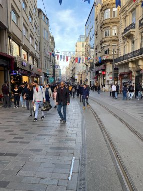 İstanbul, Türkiye 20 Mart 2022 İstiklal Caddesi 'nde yürüyen insanlar. İstiklal Caddesi, İstanbul 'un Taksim ilçesinde popüler bir turizm merkezidir..