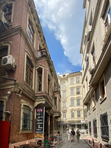 土耳其伊斯坦布尔2023年7月25日Taksim Beyoglu Istiklal街狭窄的街道和历史建筑 — 图库照片