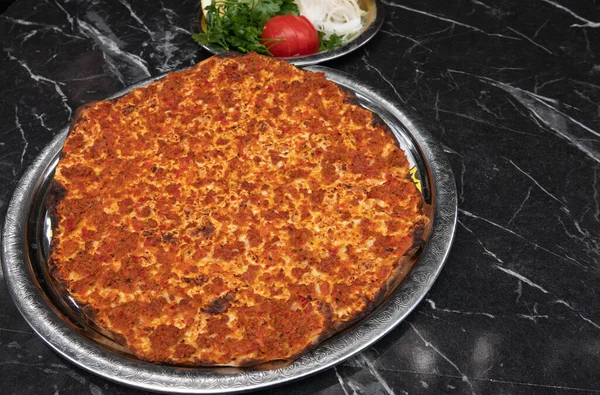 Turks Eten Turkse Pizza Lahmacun Gezaaid Met Salade — Stockfoto