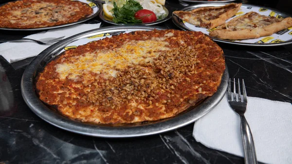 Lahana ezmesini çedar peyniri ve kavrulmuş fındıkla karıştırdım. Mantar ve çedar pidesi, servis tabağında geleneksel Türk yemeği..