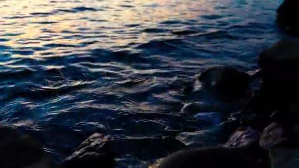 Akşam Gün Batımında Dalgalar Kayalara Çarpıyor Karanlıkta Yalnızlık Belirsizlik Kavramı — Stok video