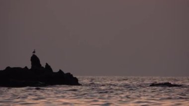 Gökceada, Imbros Adası deniz dalgalarıyla gün batımı manzarası. Imbros Canakkale 'nin Kalekoy ilçesi.