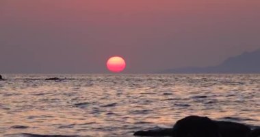 Gökceada, Imbros Adası deniz dalgalarıyla gün batımı manzarası. Imbros Canakkale 'nin Kalekoy ilçesi.