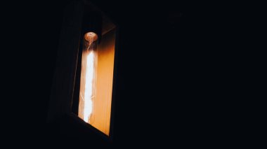 Ahşap dizayn Edison filament dekoratif kırsal lamba siyah zemin üzerinde