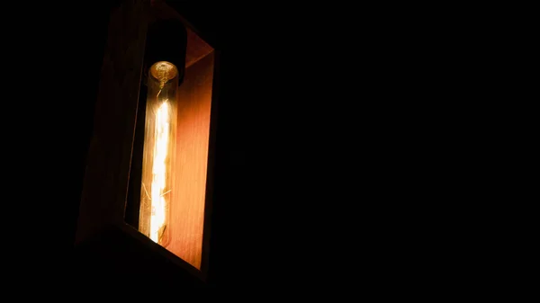 Lampada Rustica Decorativa Legno Con Filamento Edison Sfondo Nero — Foto Stock