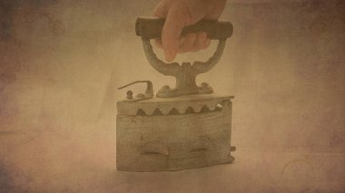 Eski paslı kömür demiri eski duvar kağıdına izole edilmiş. El ele tutuşan antika demir izole